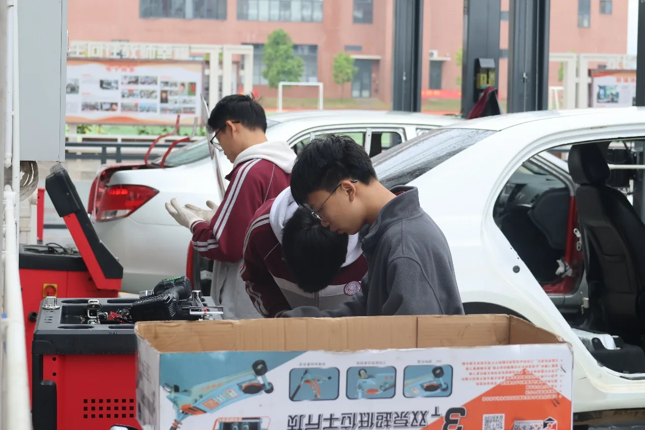 新能源汽车检测与维修 配图